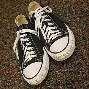 Men's 9 Women's 11 Converse Lowtop Shoes